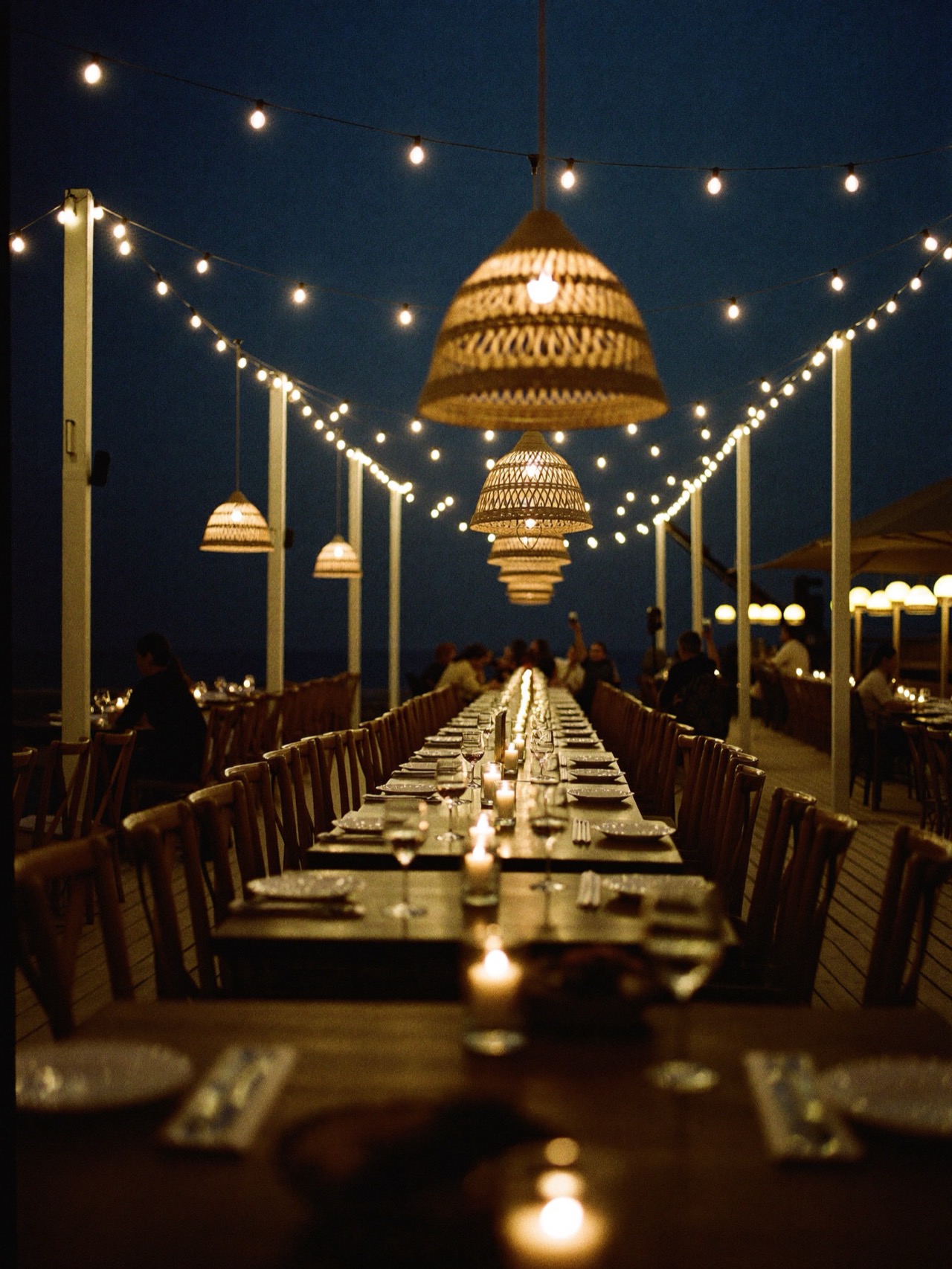 Gece ışıklarıyla sahil restoranı